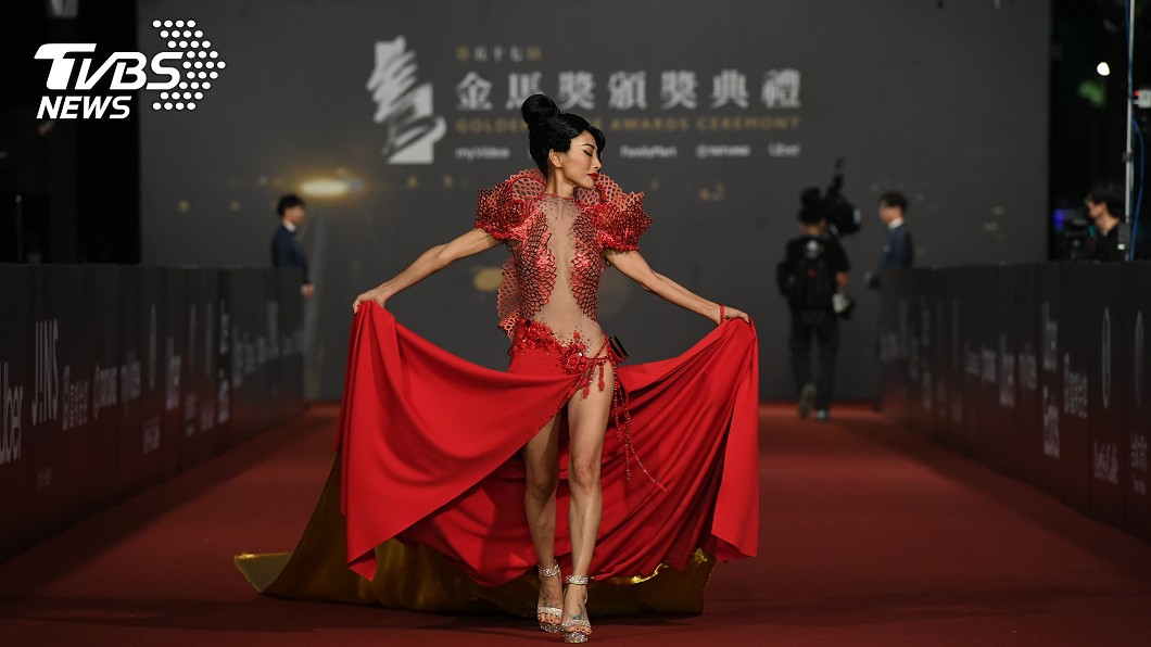 金馬57/紅毯最狂女星 白靈「禮服開到大腿」超吸睛