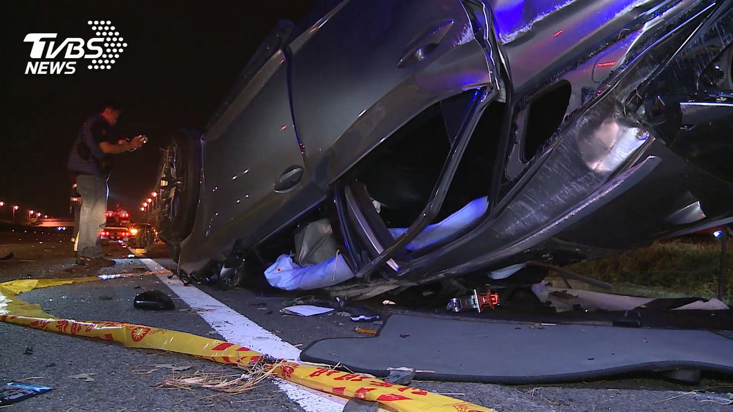 日前國道發生一起翻覆事故，車上6人未繫安全帶，其中5人拋出車外造成嚴重死傷。(圖片來源/ TVBS)