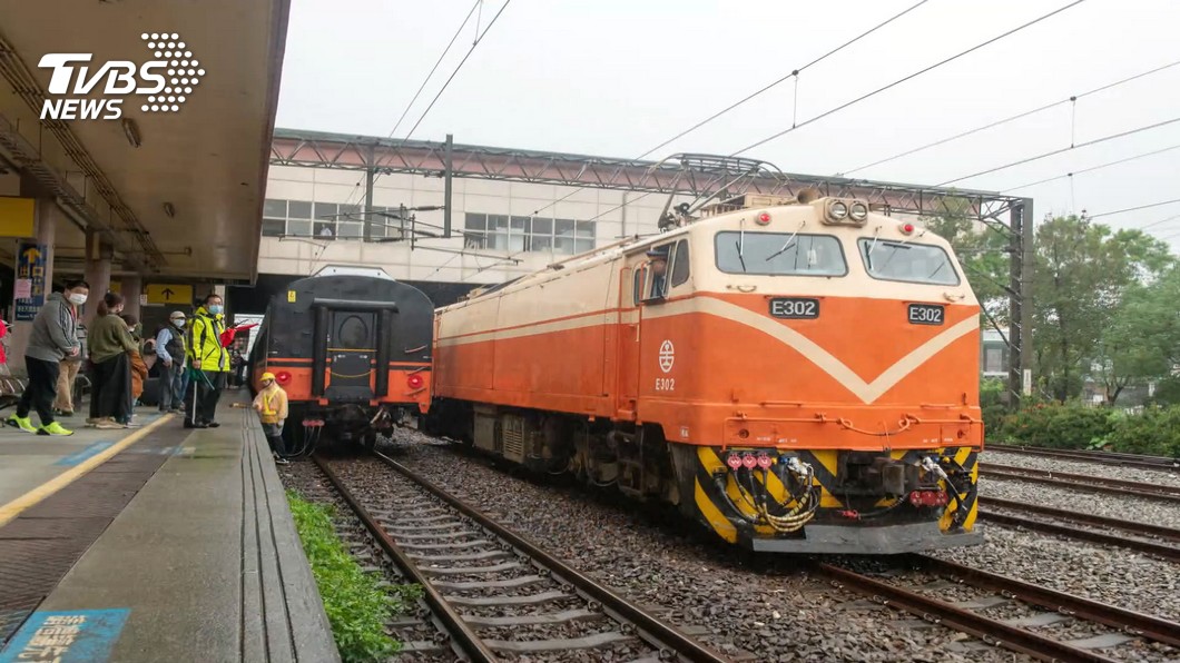 台鐵又一處因落石受阻 基隆七堵間列車延誤