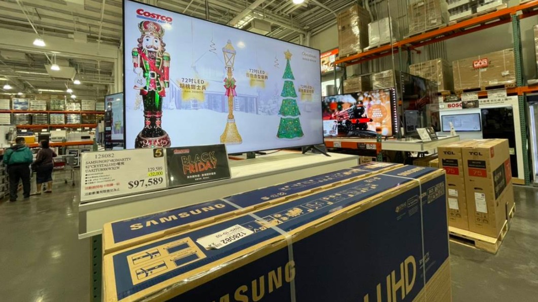 三星82吋CRYSTAL UHD電視,原價129,589元,售價97,589元,現省32,000元。(圖/翻攝自Costco好市多商品經驗老實說)