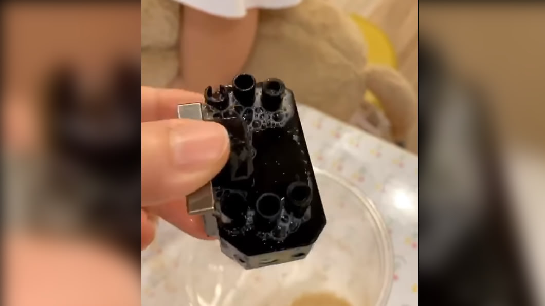 陳海茵喝完咖啡，杯底竟出現一塊黑色零件。（圖／翻攝自陳海茵臉書）