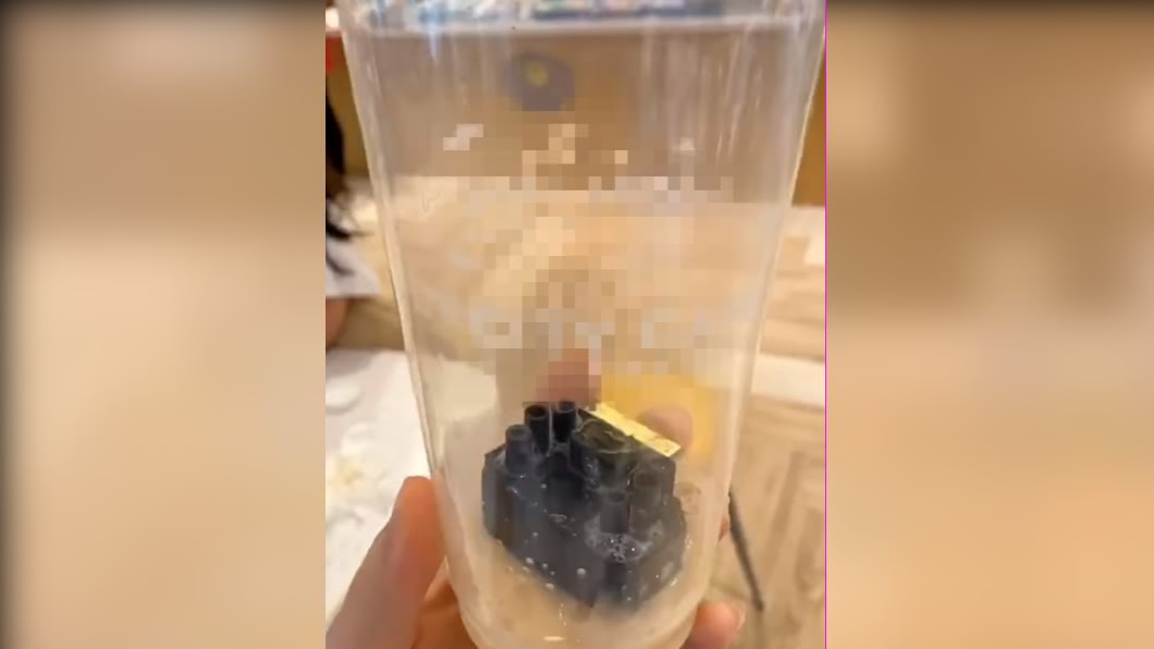 喝完咖啡杯底「一塊黑鐵」 超商店員激動:妳救了我們