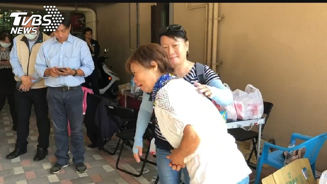 傅姓主任家人淚崩向救難人員致謝。(圖/TVBS)
