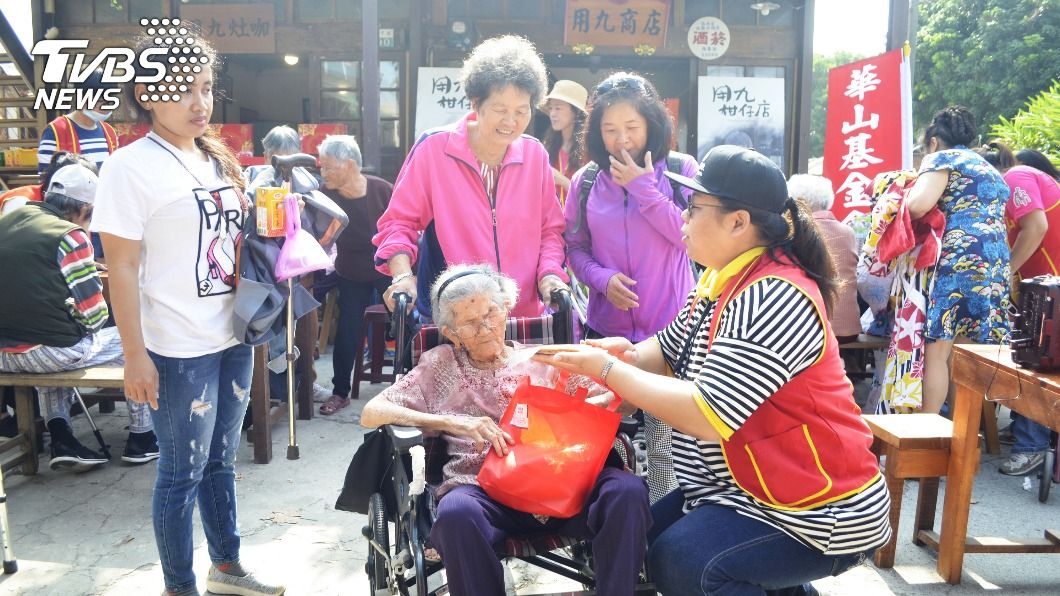 嘉義101歲人瑞想回娘家 華山基金會助她完成心願