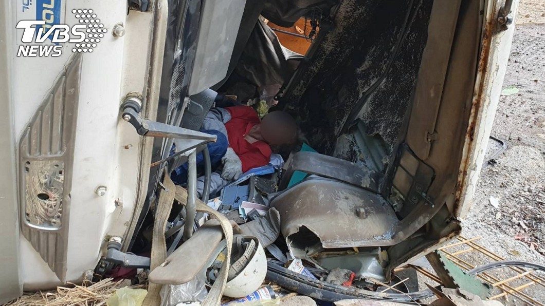 預拌混凝土車翻車　駕駛大腿遭鋼筋貫穿送醫