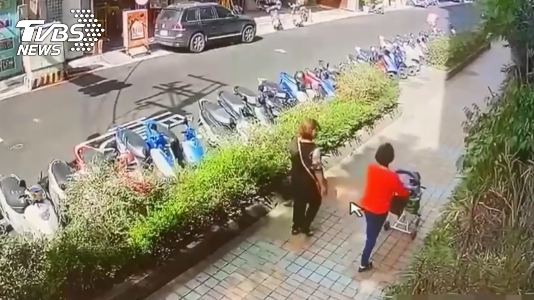 阿嬤推著孫子散步,男嬰母親跟在旁。(圖/TVBS)