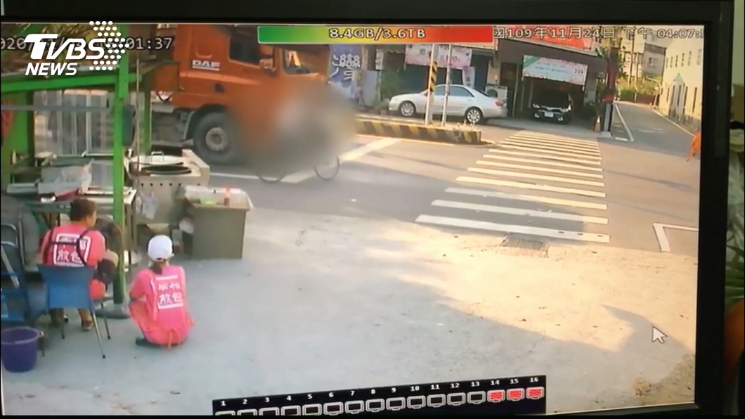 視線死角釀禍!砂石車沒注意 老翁遭撞