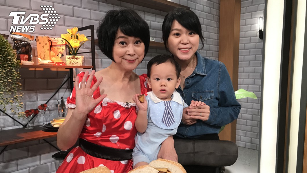 王月女兒特別探班,親自嘗嘗媽媽的手藝,左起王月、孫子阿侖、女兒妹子。(圖/年代提供)