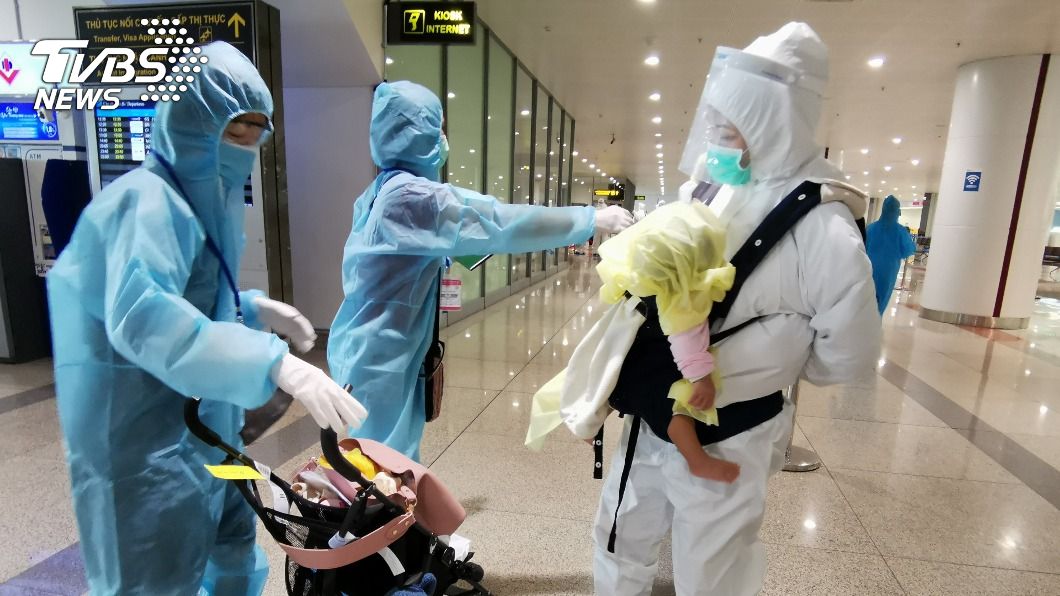 黎雲臺妝（右）和女兒成功完成肝臟移植回抵河內。（圖／中央社）