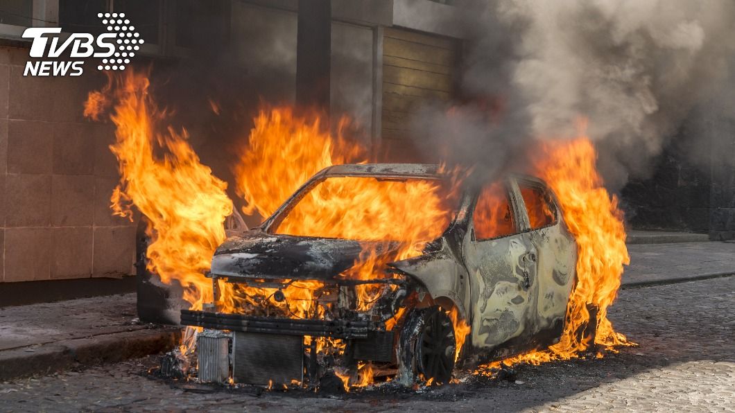 逃不過死劫!才爬出火燒車 24歲女下秒「墜橋身亡」