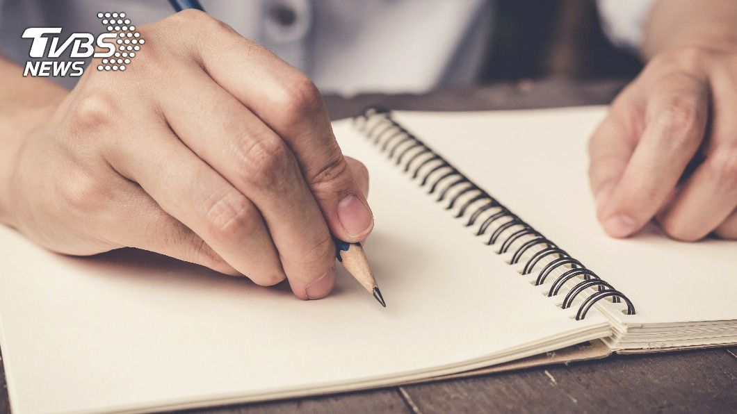 男子為妻子手寫情書。(示意圖/shutterstock 達志影像)