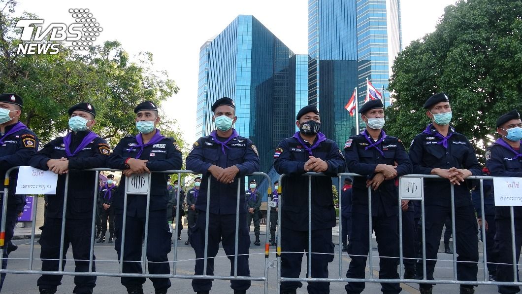 多名警力進駐現場,佈下大陣仗。(圖/中央社)