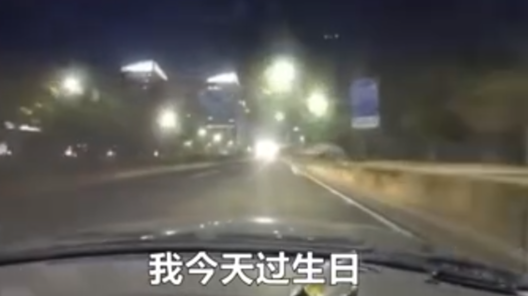 生日還被叫回加班,女子忍不住痛哭。(圖/翻攝自微博)