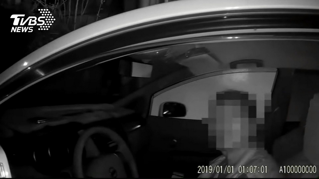 翁中風困車內2日　臭味飄出引路人救命