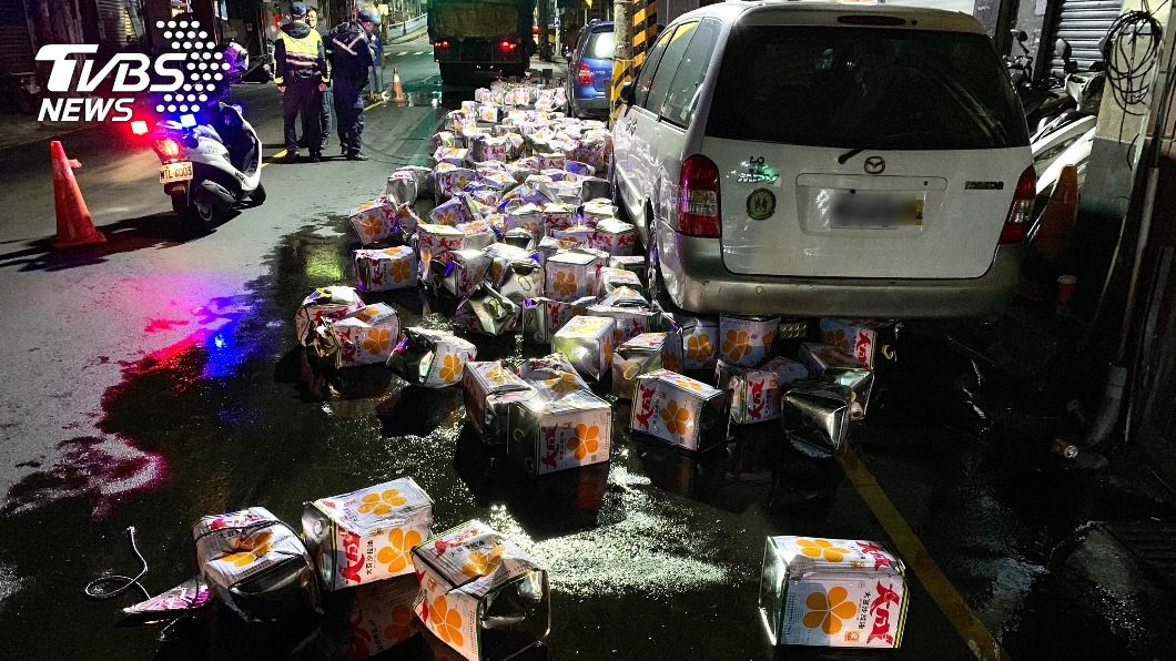 基市百餘桶沙拉油摔出貨車灑一地　路面油膩膩