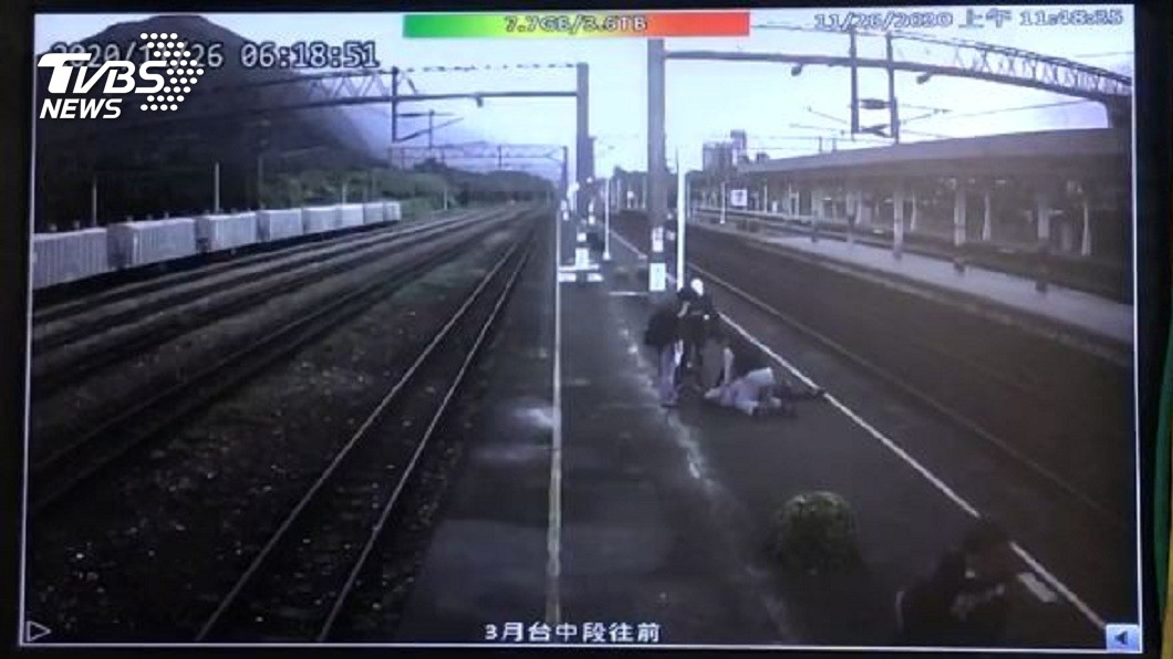 急救人員在月台上幫杜周億急救。(圖/TVBS)