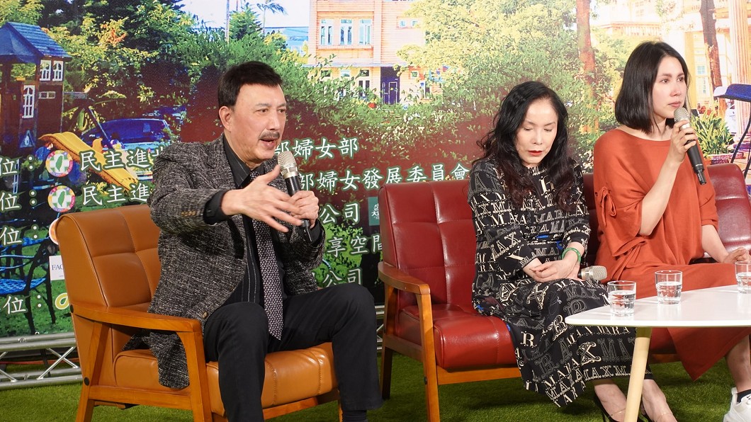 余苑綺在爸媽陪伴下分享抗癌心情。(圖/翻攝自民進黨新北市黨部臉書)