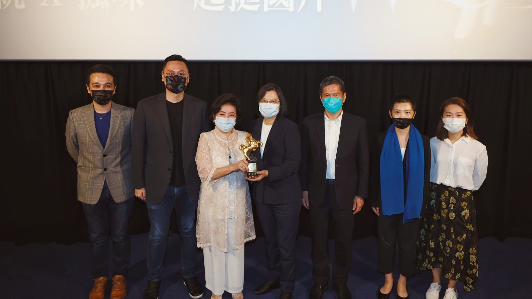 蔡英文包場挺《孤味》 盼台灣電影變成兆元產業