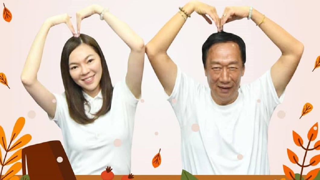 郭台銘貼出夫妻比愛心的超萌合照。（圖／翻攝自郭台銘臉書）