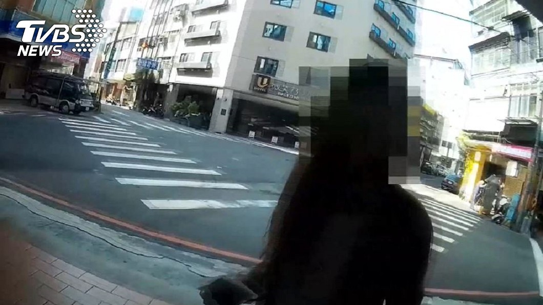 女子到台中出差，想去參觀工業風飯店卻不小心誤闖廢墟。（圖／TVBS）
