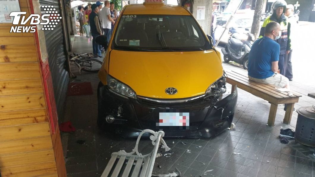 北市計程車衝撞騎樓 3路人受波及受傷送醫