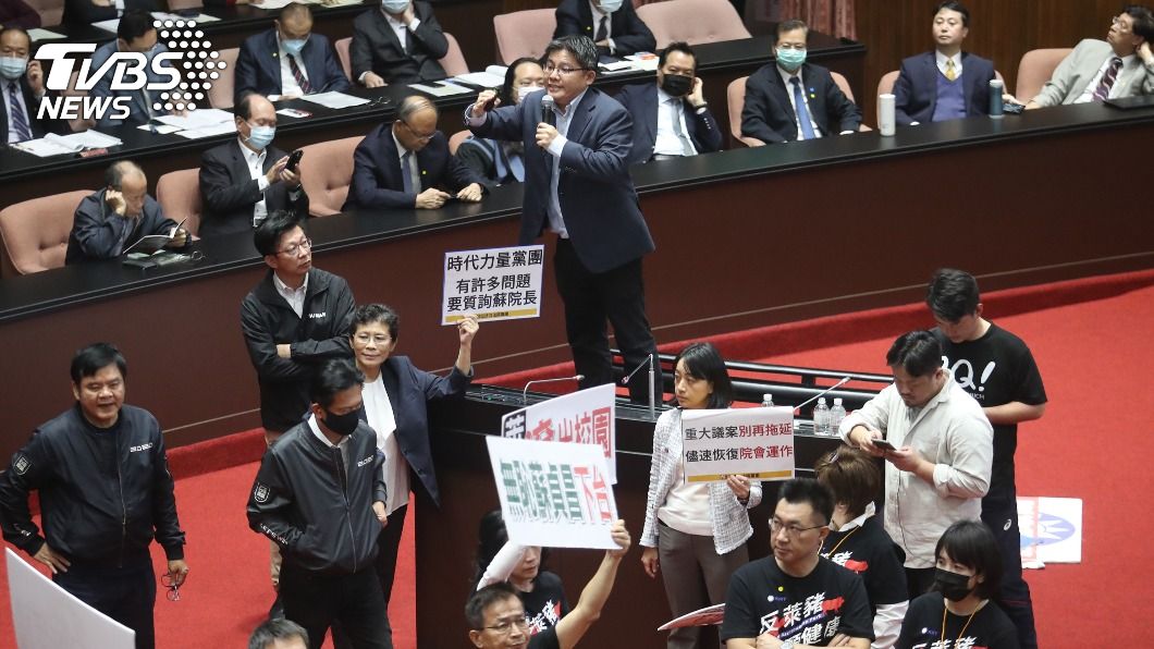 蘇貞昌混亂中施政報告 立委站椅子上質詢萊豬