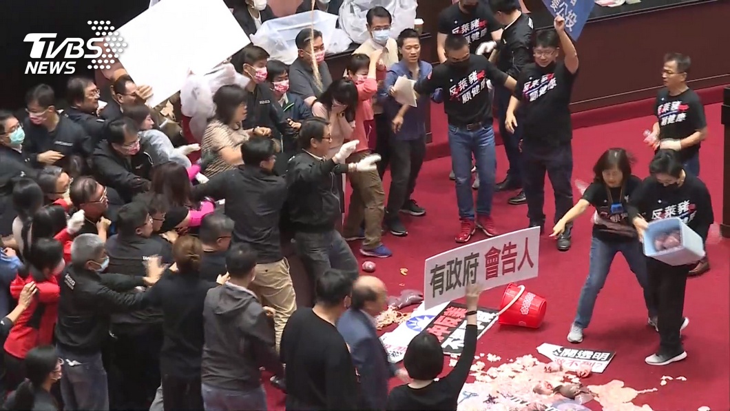 立院內丟豬內臟　BBC：台灣國會全武行惡名昭彰