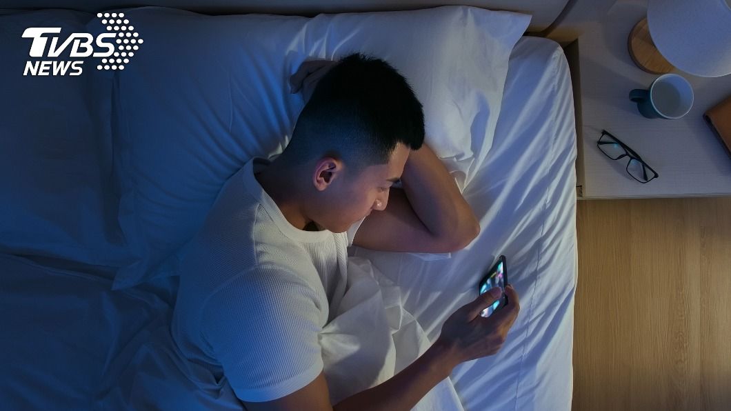 男熬夜狂滑手機醒來「1眼看不見」 醫:中風了