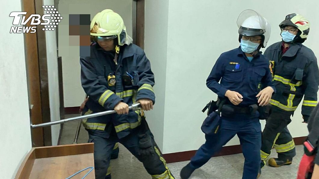 獨居男中風「呼救12小時」癱軟倒地　警消破門救援
