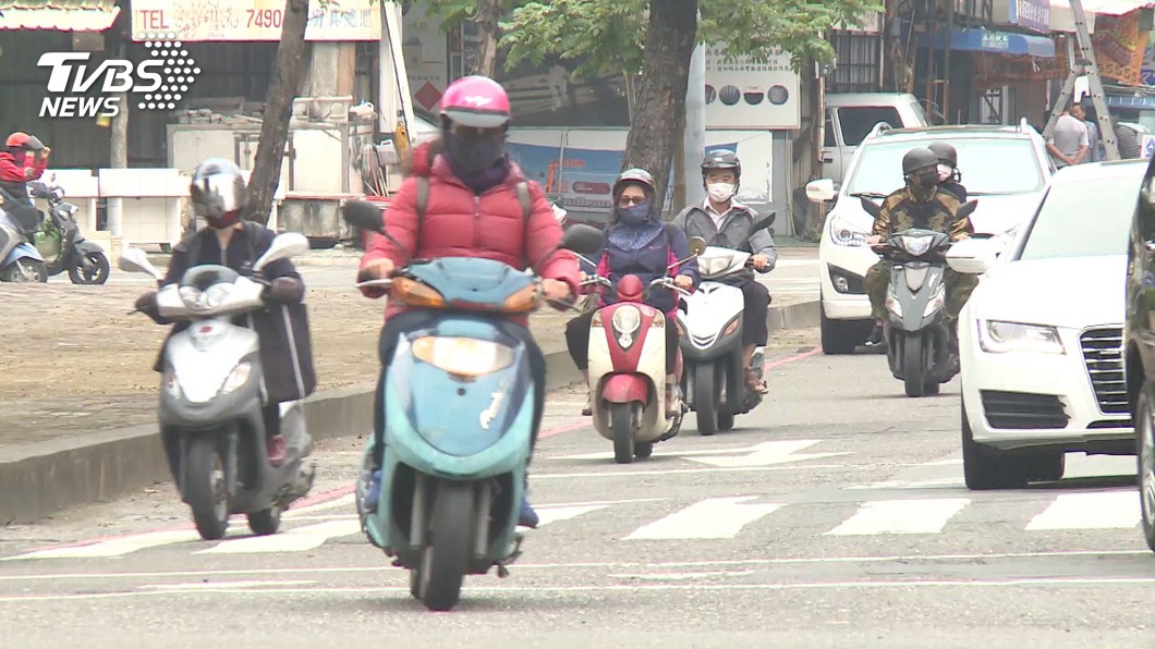 「右側超車」挨罰1200元 機車族驚:每天都違規