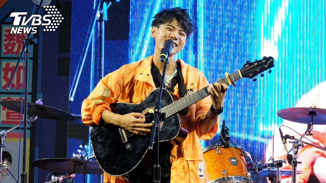 呂學翰表演當天吉他出狀況,卻能臨危不亂繼續唱。(圖/TVBS)