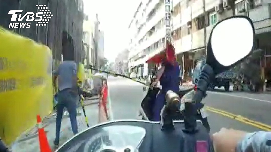 揹3條通緝遇警心虛!高雄男街頭狂奔 遭包抄壓制慘了