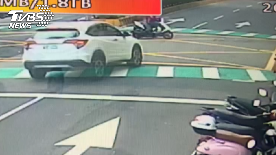 直行白車反應不及撞上女騎士。(圖/TVBS)