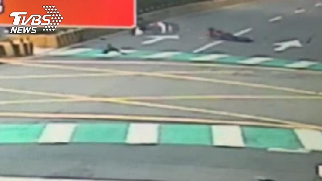 女騎士遭撞後噴飛,機車零件散滿地。(圖/TVBS)