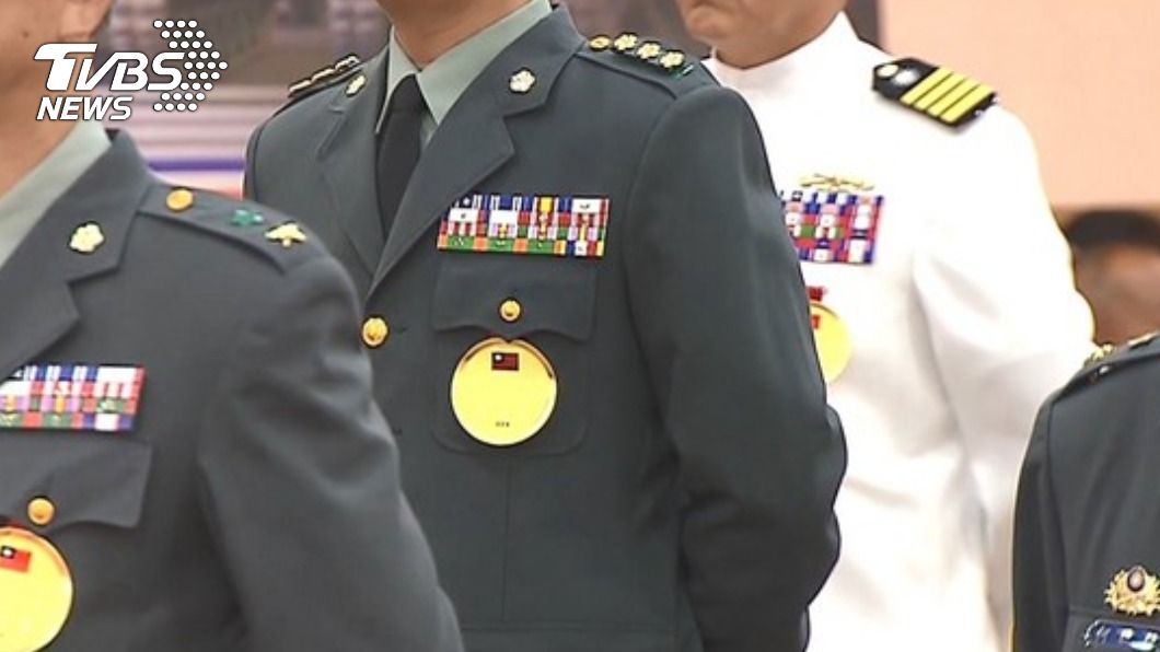 3兒都將軍！他驚「這家人到底幾顆星？」一看老么笑歪