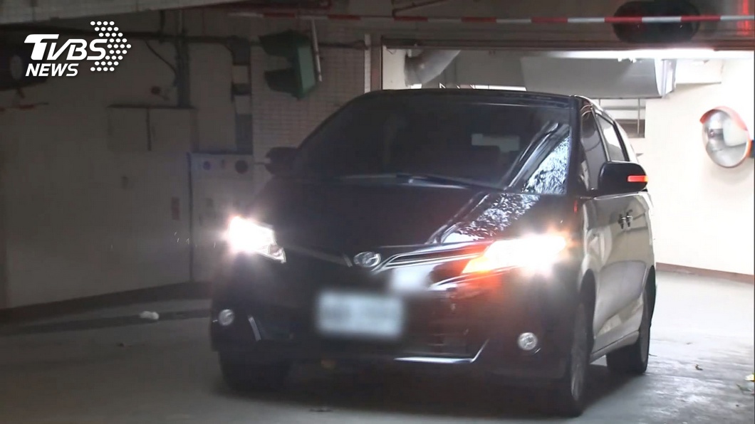 中正一分局有座車離開,媒體以為車內是丁怡銘上前拍攝。(圖/TVBS)