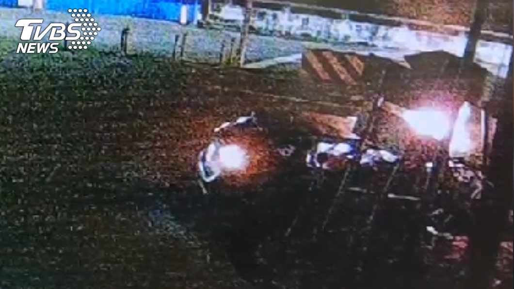 邱男撞上橋頭後停在原地,沒幾秒車子便燒成一團火球。(圖/TVBS)