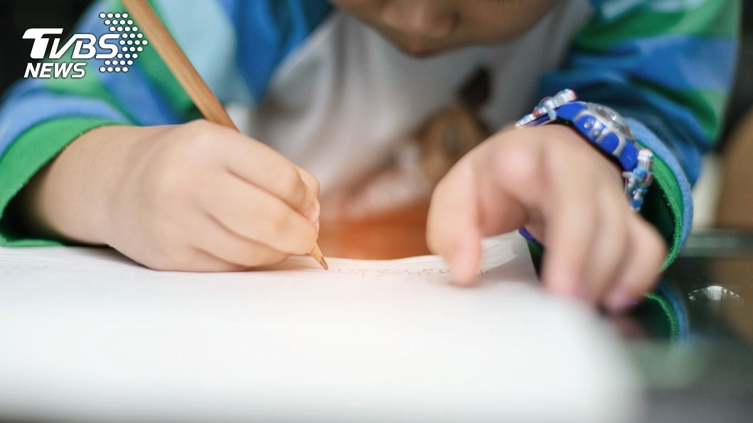 嬤幫孫檢查功課豪邁簽「2字」 她看完笑翻讚可愛