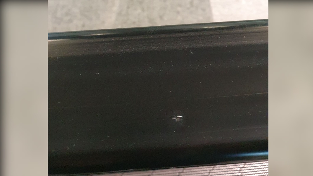 扶手上出現利針。(圖/PTT網友授權提供)