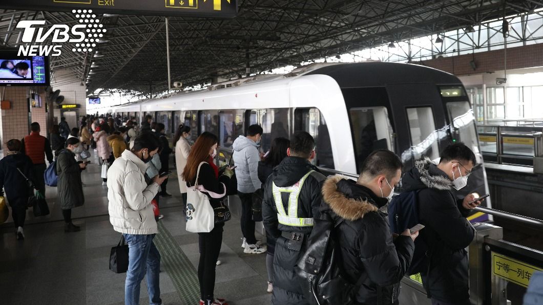 維護乘車品質手機聲音禁外放 上海地鐵新規網友叫好