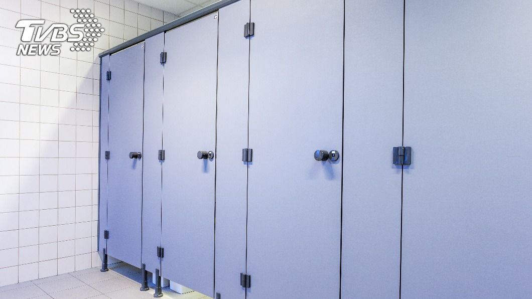 公廁遇活春宮　女狂敲門「有人嗎」他噤聲苦蹲1小時