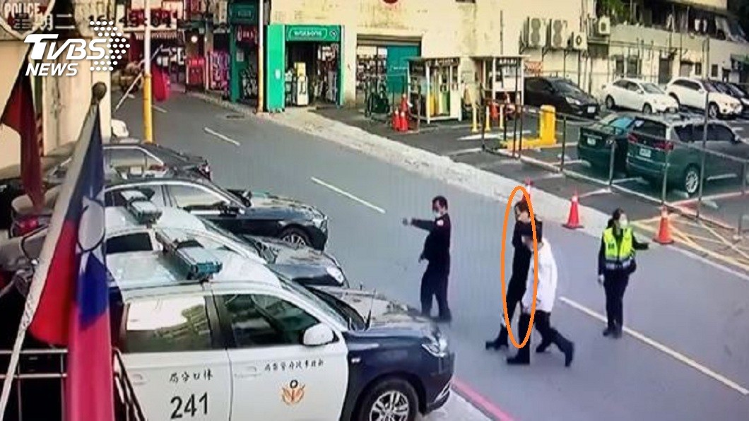 林口警方在派出所對面的郵局逮到這名嫌犯。(圖/TVBS)