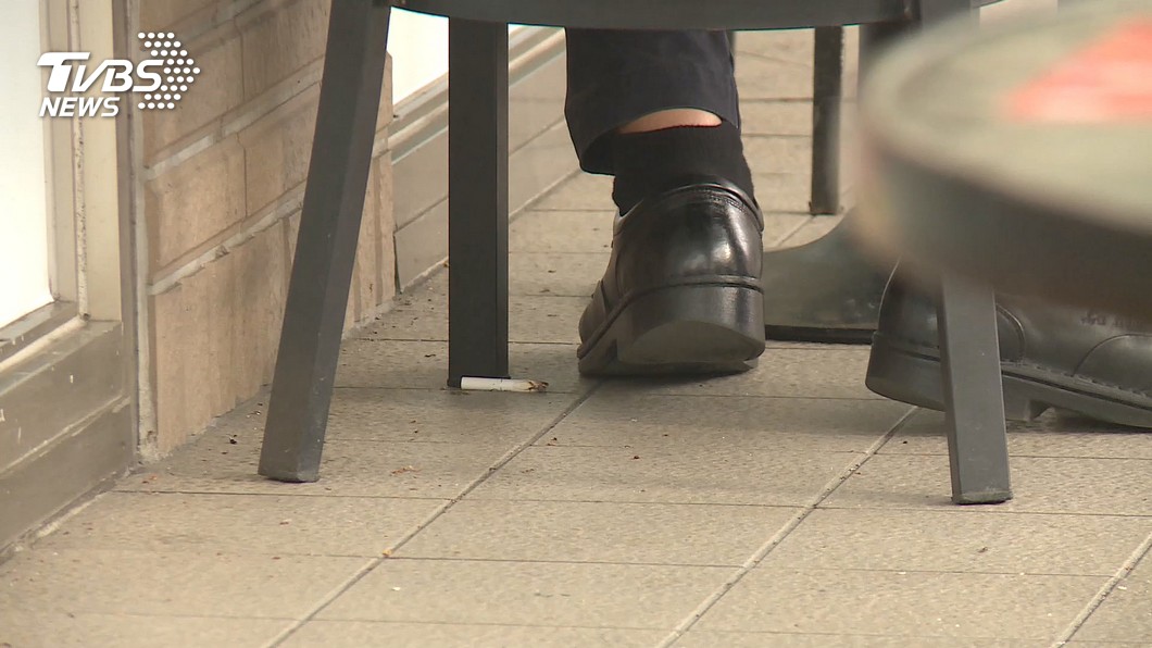 路邊抽菸驚見「檢舉偷拍」驚喊:妳有病? 挨告下場慘