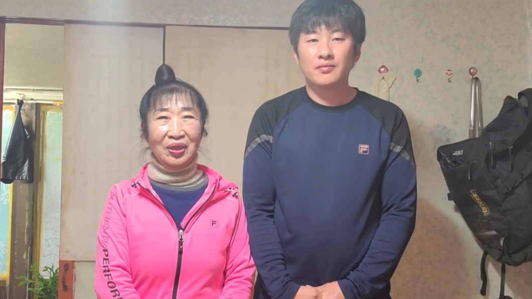 這對「嬤孫戀」在南韓引爆熱議。（圖／翻攝自YouTube／다정한부부 a loving couple） 