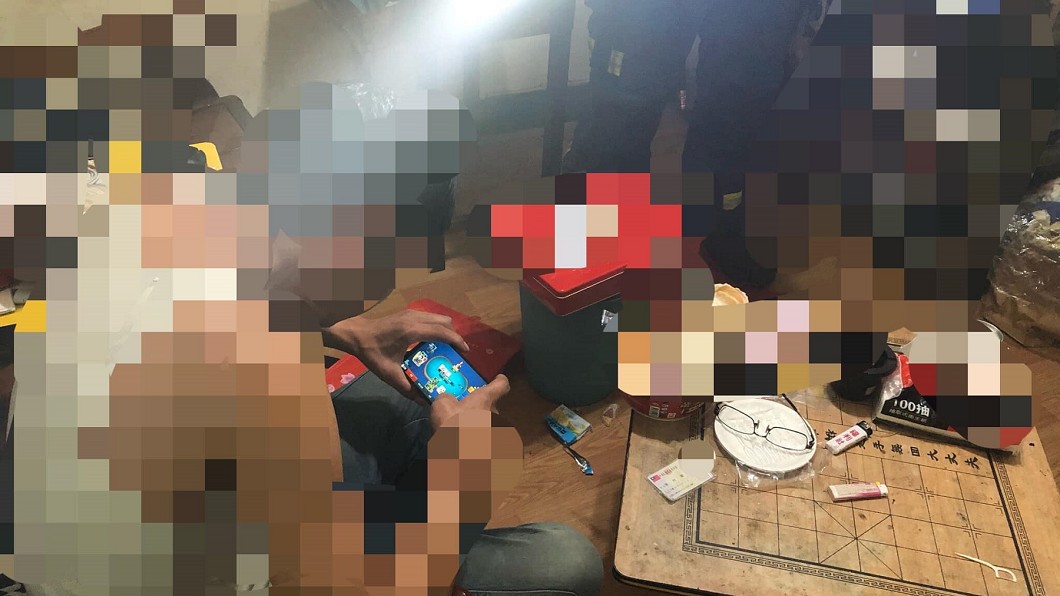 廚房猛燒!男穩坐客廳「玩手遊」嗆消防員:快滾