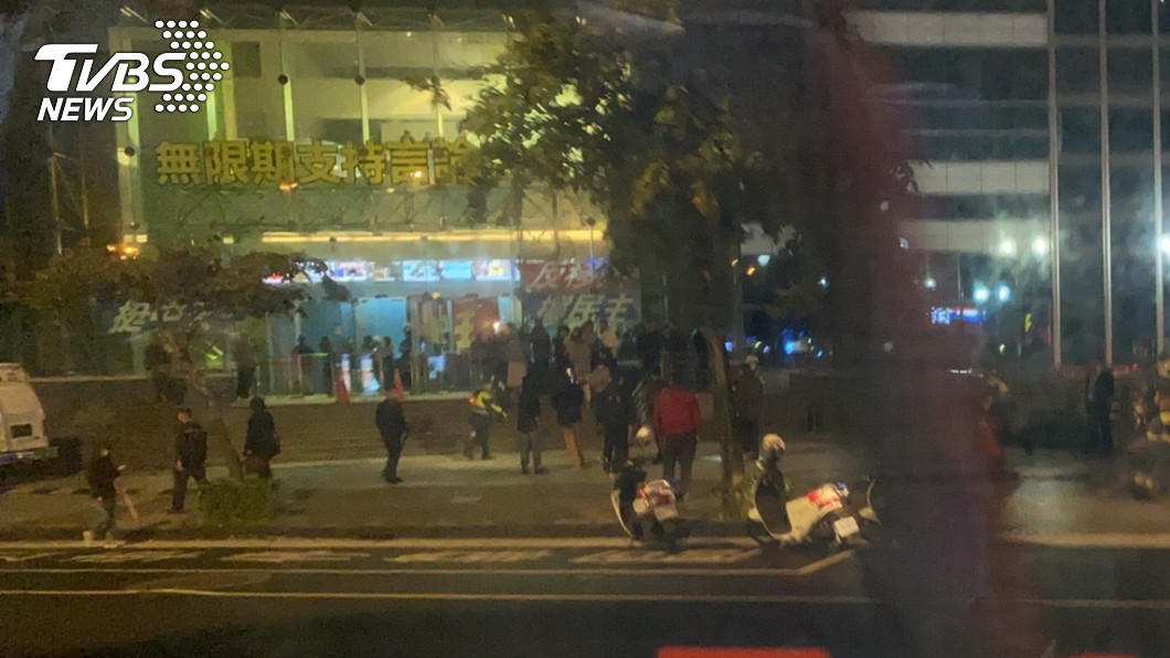 中天大樓前點火!男半身2度灼傷