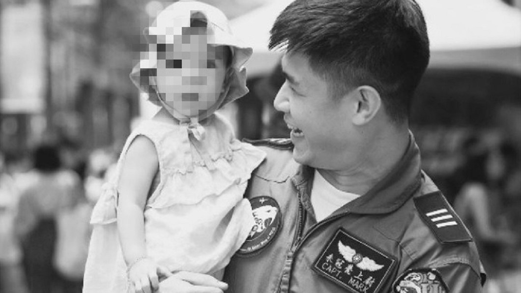 朱冠甍昔日看著愛女燦笑。(圖/翻攝自IG)