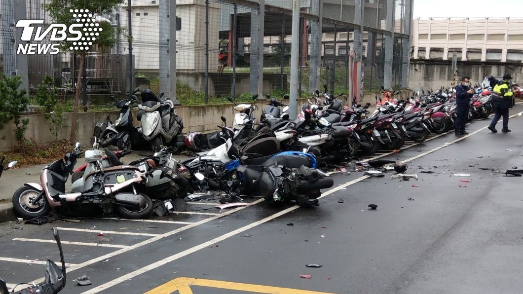 新北市三重區清晨發生衝撞車禍。(圖/TVBS)