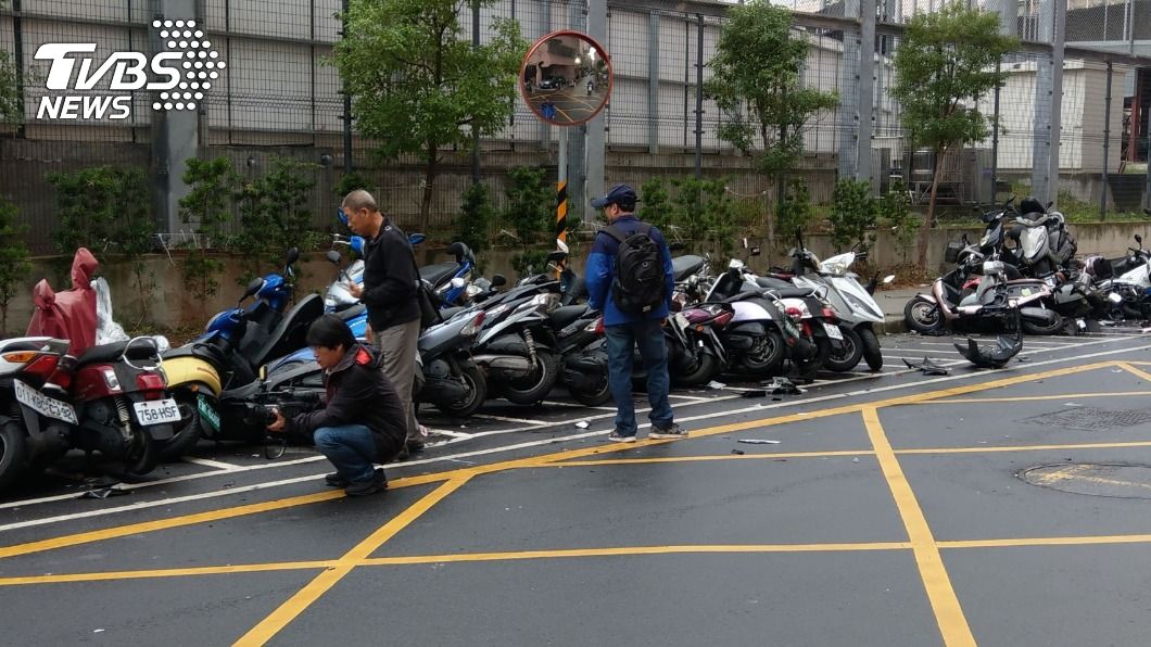 受害車主急忙前往查看。(圖/TVBS)