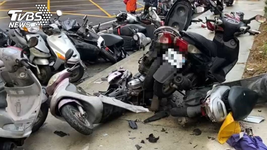 車禍現場凌亂不堪。(圖/TVBS)